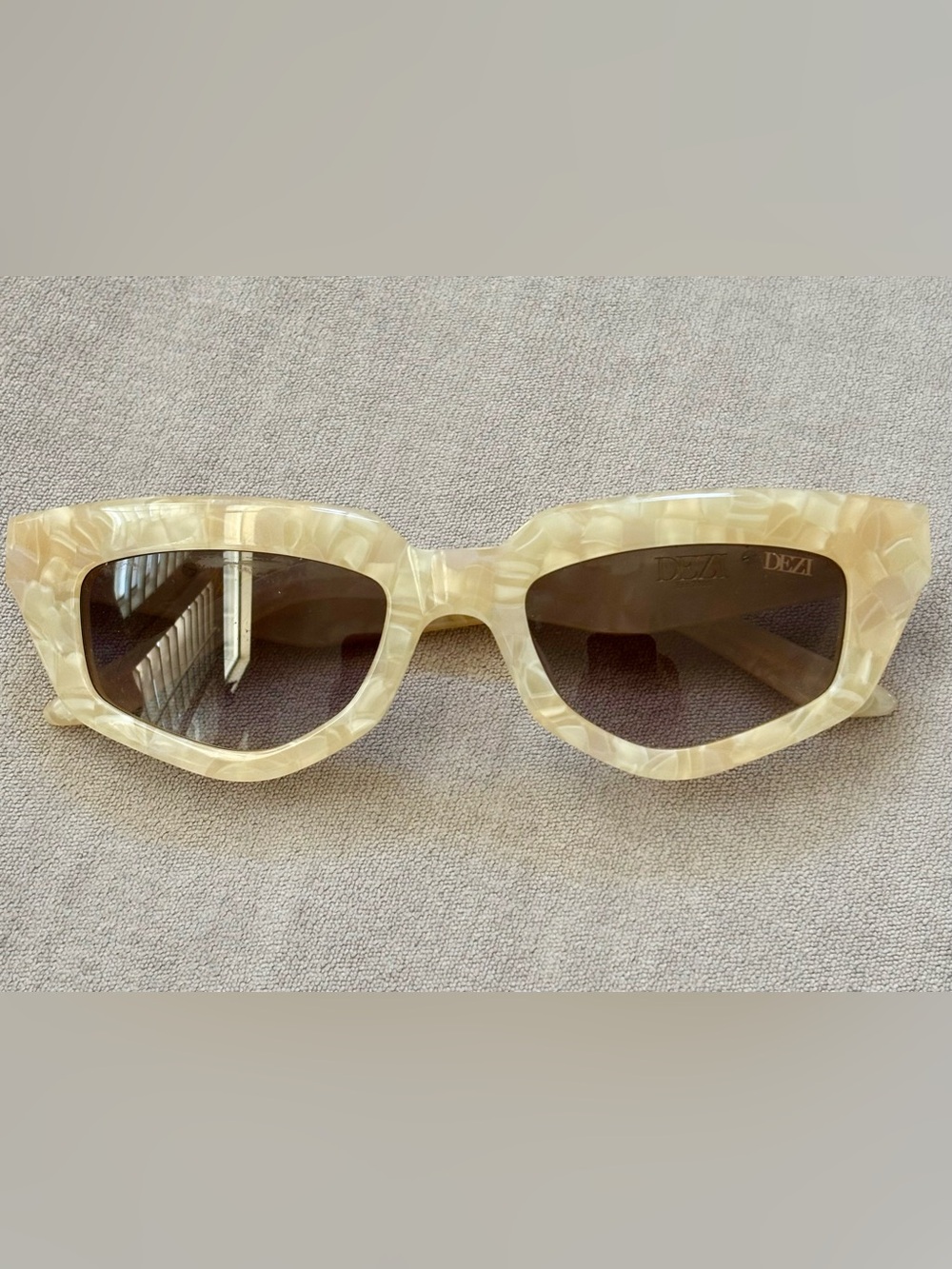 Dezi On Read Sunglasses in Limestone Smoke Faded color. NWOT